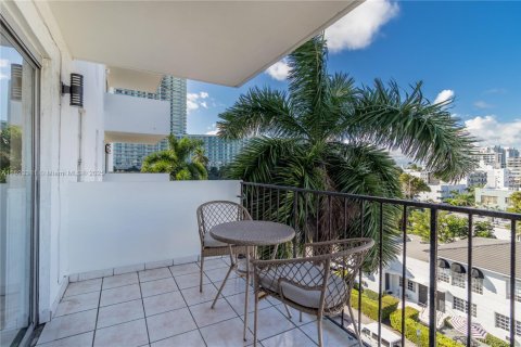 Copropriété à vendre à Miami Beach, Floride: 2 chambres, 81.57 m2 № 1945263 - photo 16