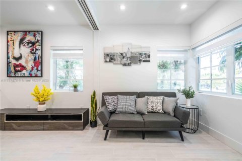 Propiedad comercial en venta en Miami Beach, Florida № 1940832 - foto 11