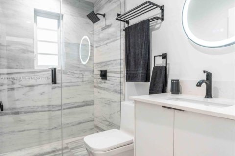 Propiedad comercial en venta en Miami Beach, Florida № 1940832 - foto 14