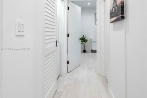 Propiedad comercial en venta en Miami Beach, Florida № 1940832 - foto 13