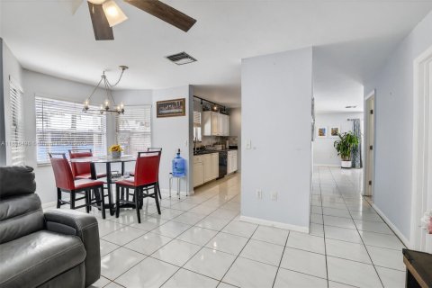 Villa ou maison à vendre à Pembroke Pines, Floride: 4 chambres, 196.67 m2 № 1957225 - photo 18