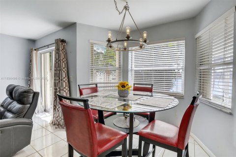 Villa ou maison à vendre à Pembroke Pines, Floride: 4 chambres, 196.67 m2 № 1957225 - photo 14