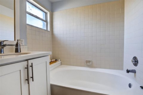 Villa ou maison à vendre à Pembroke Pines, Floride: 4 chambres, 196.67 m2 № 1957225 - photo 25