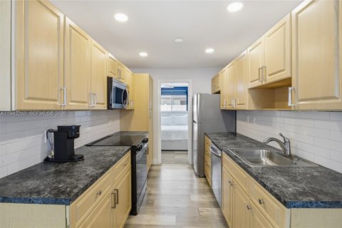 House in Fort Lauderdale, Florida 2 bedrooms, 534.84 sq.m. № 2045032 - photo 16