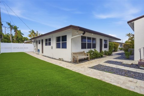 House in Fort Lauderdale, Florida 2 bedrooms, 534.84 sq.m. № 2045032 - photo 19