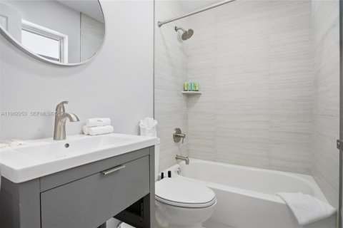House in Fort Lauderdale, Florida 2 bedrooms, 534.84 sq.m. № 2045032 - photo 14