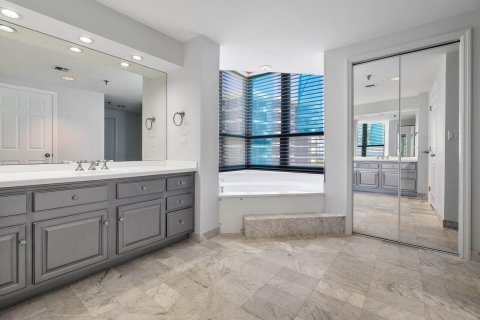 Condo in Palm Beach, Florida, 3 bedrooms  № 2158427 - photo 19
