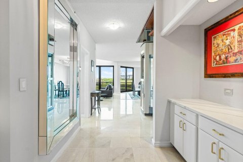 Condo in Palm Beach, Florida, 3 bedrooms  № 2158427 - photo 2