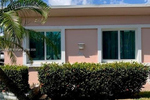 Commercial property in Miami Beach, Florida № 1685973 - photo 5