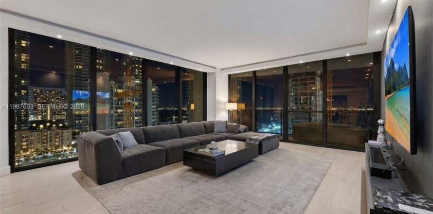 Кондоминиум с 2 спальнями в Майами, Флорида № 2048904