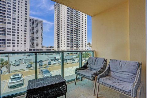 Condo in Hollywood, Florida, 1 bedroom  № 1225810 - photo 1