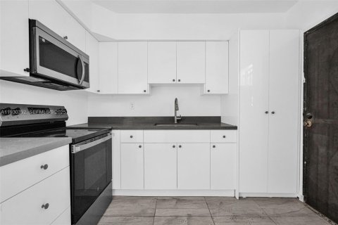 Снять в аренду квартиру в Майами, Флорида 2 спальни, 145.39м2, № 1989187 - фото 2