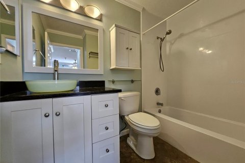 Condo in Saint Petersburg, Florida, 2 bedrooms № 2115536 - photo 12