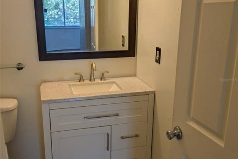 Condo in Saint Petersburg, Florida, 2 bedrooms № 2115536 - photo 16
