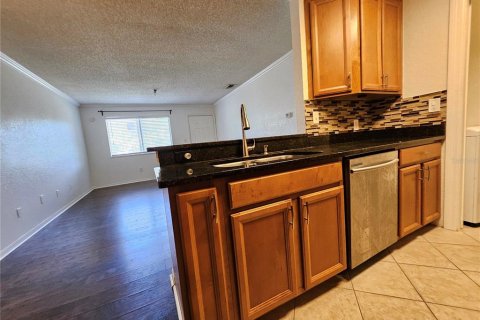 Condo in Saint Petersburg, Florida, 2 bedrooms № 2115536 - photo 8