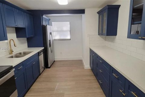 House in Miramar, Florida 3 bedrooms, 123.75 sq.m. № 1930689 - photo 2