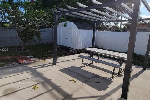 House in Miramar, Florida 3 bedrooms, 123.75 sq.m. № 1930689 - photo 7