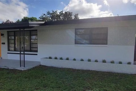 House in Miramar, Florida 3 bedrooms, 123.75 sq.m. № 1930689 - photo 1