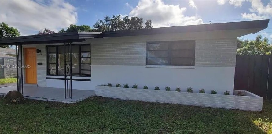 House in Miramar, Florida 3 bedrooms, 123.75 sq.m. № 1930689