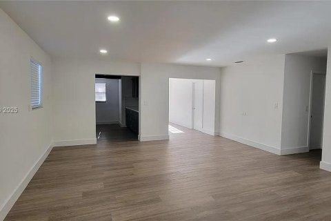 House in Miramar, Florida 3 bedrooms, 123.75 sq.m. № 1930689 - photo 5