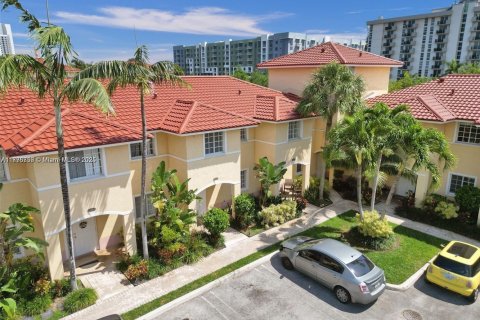 Touwnhouse à vendre à North Miami Beach, Floride: 3 chambres, 104.33 m2 № 1693591 - photo 2