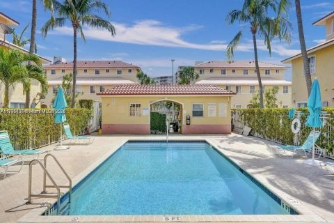 Touwnhouse à vendre à North Miami Beach, Floride: 3 chambres, 104.33 m2 № 1693591 - photo 4
