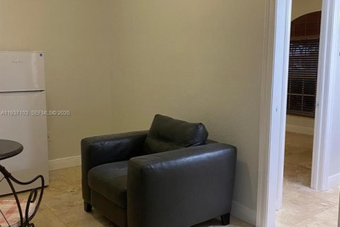 Commercial property in Miami, Florida 1 bedroom, 243.5 sq.m. № 1994916 - photo 2