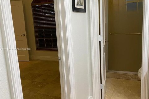 Commercial property in Miami, Florida 1 bedroom, 243.5 sq.m. № 1994916 - photo 3