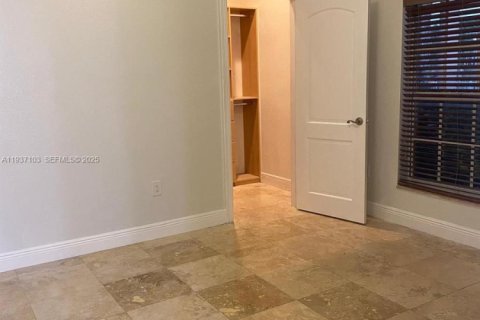 Commercial property in Miami, Florida 1 bedroom, 243.5 sq.m. № 1994916 - photo 4