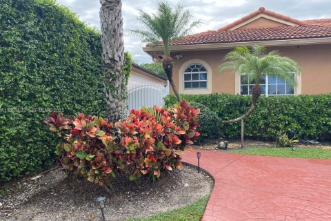 Commercial property in Miami, Florida 1 bedroom, 243.5 sq.m. № 1994916 - photo 1