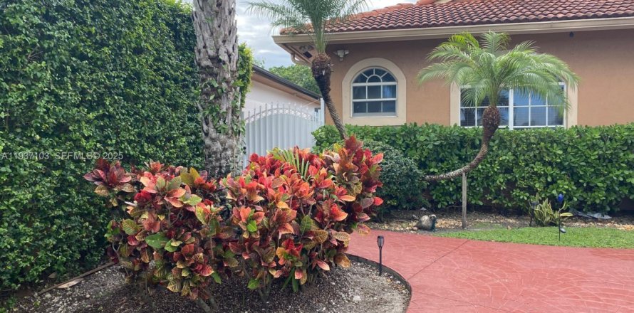 Commercial property in Miami, Florida 1 bedroom, 243.5 sq.m. № 1994916