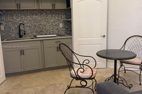 Commercial property in Miami, Florida 1 bedroom, 243.5 sq.m. № 1994916 - photo 7