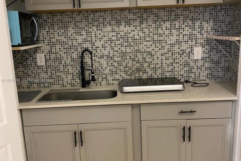 Commercial property in Miami, Florida 1 bedroom, 243.5 sq.m. № 1994916 - photo 6