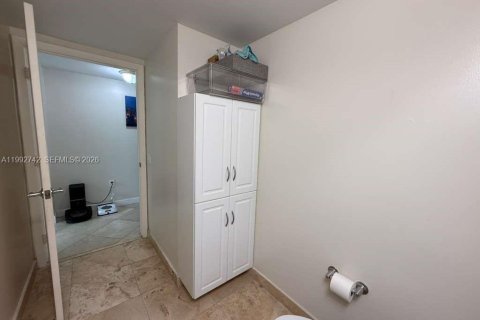 Condominio en alquiler en Miami, Florida, 1 dormitorio, 91.14 m2 № 2056388 - foto 12