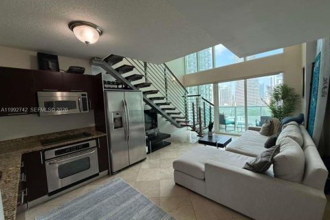 Condominio en alquiler en Miami, Florida, 1 dormitorio, 91.14 m2 № 2056388 - foto 3