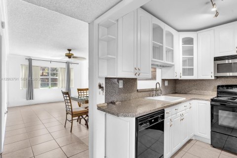 Condo in Lauderdale Lakes, Florida, 1 bedroom  № 2275122 - photo 5