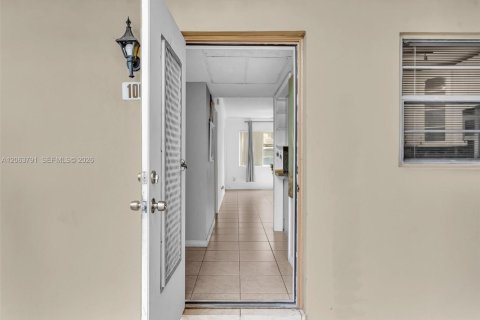 Condo in Lauderdale Lakes, Florida, 1 bedroom  № 2275122 - photo 2