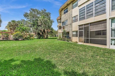 Condo in Lauderdale Lakes, Florida, 1 bedroom  № 2275122 - photo 24