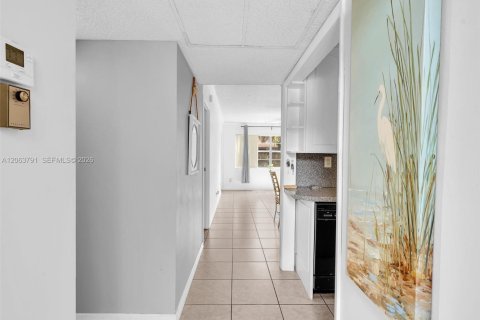 Condo in Lauderdale Lakes, Florida, 1 bedroom  № 2275122 - photo 3