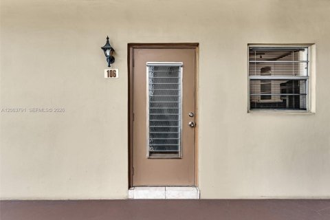 Condo in Lauderdale Lakes, Florida, 1 bedroom  № 2275122 - photo 19