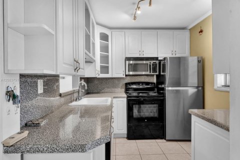 Condo in Lauderdale Lakes, Florida, 1 bedroom  № 2275122 - photo 6