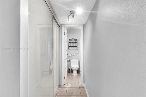 Condo in Lauderdale Lakes, Florida, 1 bedroom  № 2275122 - photo 11