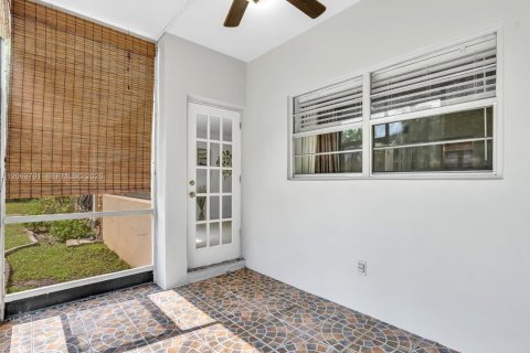 Condo in Lauderdale Lakes, Florida, 1 bedroom  № 2275122 - photo 16