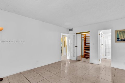 Condo in Lauderdale Lakes, Florida, 1 bedroom  № 2275122 - photo 14
