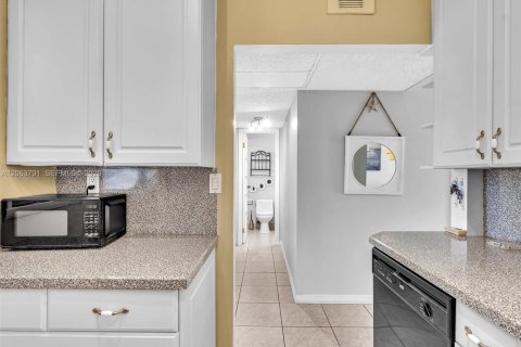 Condo in Lauderdale Lakes, Florida, 1 bedroom  № 2275122 - photo 4
