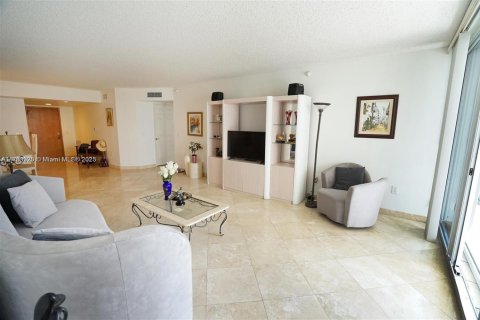 Condominio en alquiler en Sunny Isles Beach, Florida, 2 dormitorios, 160.72 m2 № 1935414 - foto 3