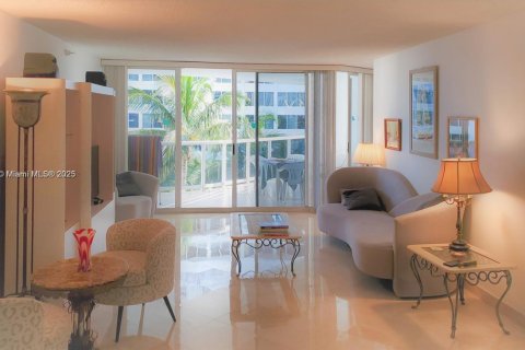 Condominio en alquiler en Sunny Isles Beach, Florida, 2 dormitorios, 160.72 m2 № 1935414 - foto 1