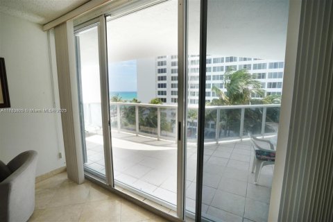 Condominio en alquiler en Sunny Isles Beach, Florida, 2 dormitorios, 160.72 m2 № 1935414 - foto 17