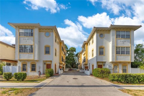 Townhouse in Tampa, Florida 3 bedrooms, 200.11 sq.m. № 1649227 - photo 1