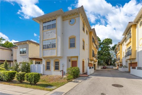 Townhouse in Tampa, Florida 3 bedrooms, 200.11 sq.m. № 1649227 - photo 2